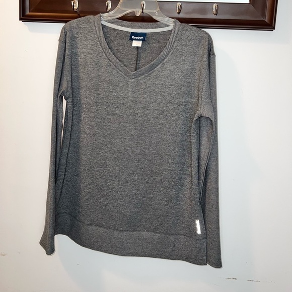 Reebok Ladies V Neck Long Sleeve Top Size Medium - Picture 1 of 8